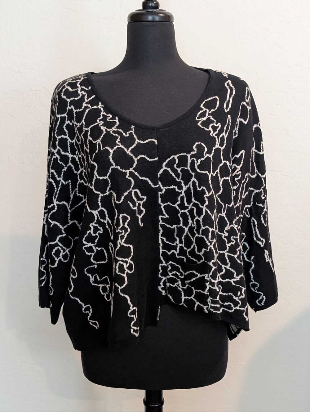 Transparente Black Label Asymetrical Black White Bold Pattern Oversized Sweater